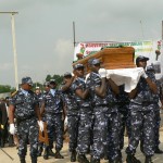 La police portant le cercueil Photo Gaëtan Noussouglo