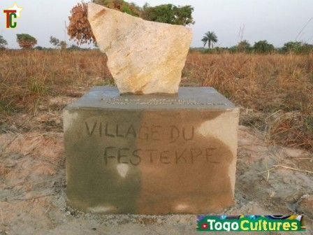 Pose de la première pierre du Village du Festekpe à Kadambara