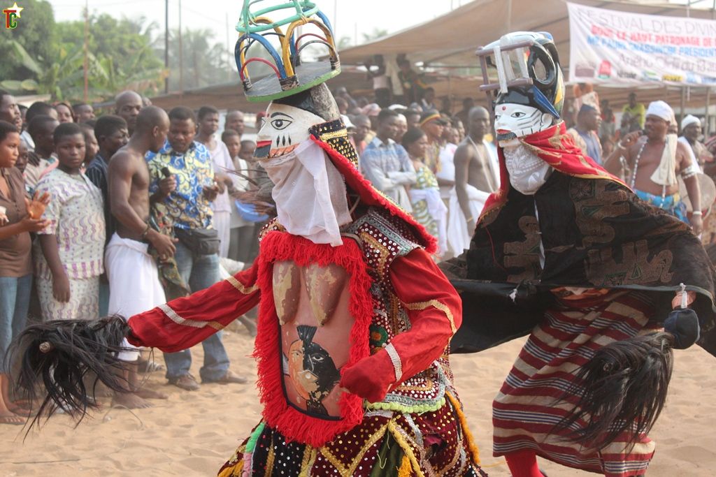 Masque Guelede du Bénin lors du Festival des Divinités Noires au Togo Photo: Gaëtan Noussouglo