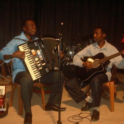 Basile Adewussi a l'accordeon Photo: Cyriaque Noussouglo