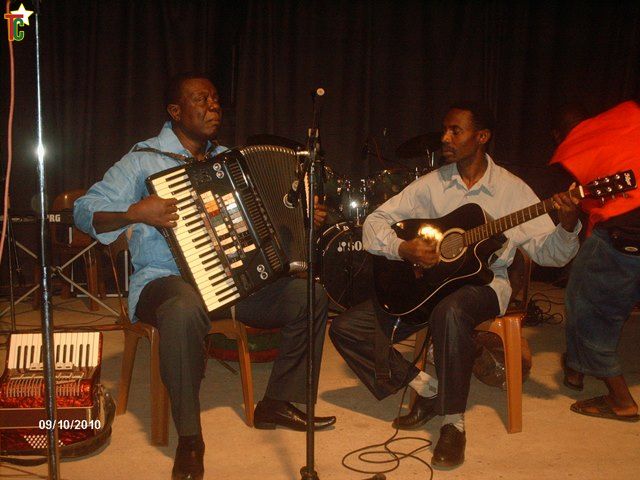 Basile Adewussi a l'accordeon Photo: Cyriaque Noussouglo
