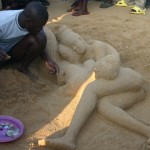 Bob Attisso crée l'homme et la femme de sable à la Plage de Lomé © Togocultures