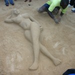Bob Attisso crée la femme de sable à la plage de Lomé © Togocultures