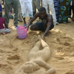 Bob Attisso crée la femme du sable à la Plage de Lomé © Togocultures