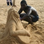Bob Attisso et son Musicien de sable à la Plage de Lomé © Togocultures