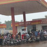 Les motos à l'abri de pluie Photo: Gaëtan Noussouglo