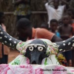 Un masque sur le haut d'un Zangbeto du Togo © Gaëtan Noussouglo