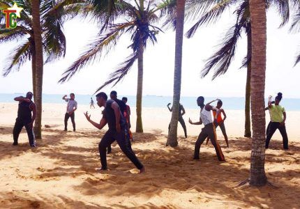 le chorégraphe Raouf Tchakondo et ses élèves dansant à la la plage de Lomé
