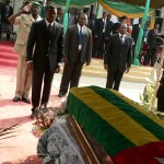 Le Président de la République du Togo se recueillant devant le cercueil de Paul Ahyi Photo Gaëtan Noussouglo