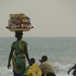 age de Lomé: Tout se vend. une revendeuse de petits gateaux