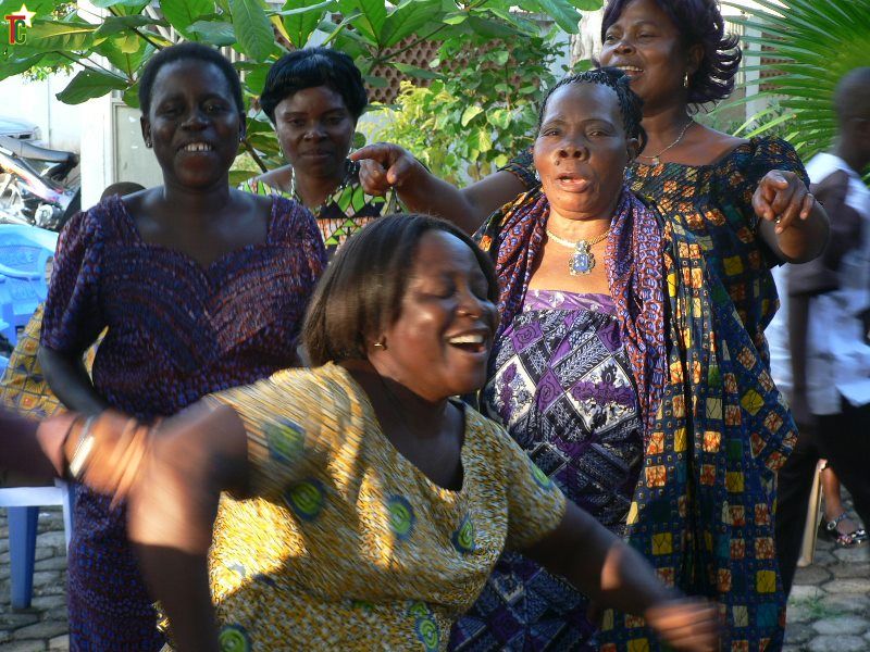 Danse de la famille Edoh à Lomé Photo Gaëtan Noussouglo