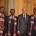 La délégation du Festival des Divinités Noires à Bordeaux 3e à gauche Alain Juppé et 4e à droite Me Yves Wilson-Bahun