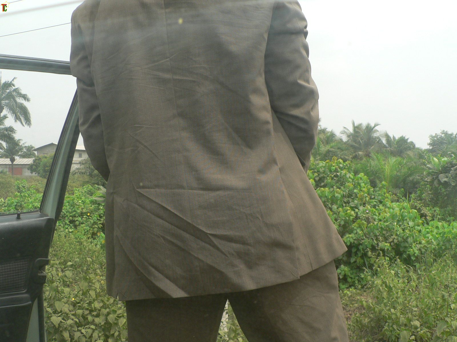 un pisseur à Lomé photo: Gaëtan Noussouglo