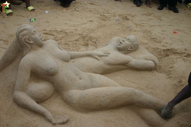 La plage de Lomé et sa sculpture de sable