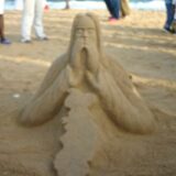 Sur la plage Jésus veille sur le Togo: Sculpture de Bob Attisso © Togocultures