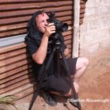 Charles Fréger cherchant à prendre un egungun en photo à Lomé © Gaëtan Noussouglo