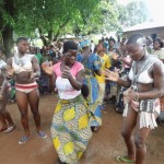 Des akpemas dansent tchimou Photo: Noël Tingayama Mawo