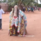 Un egungun dans une rue de Lomé © Gaëtan Noussouglo