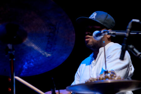 Kossi Mawn sur sa batterie au concert à l'Institut Français de Lomé